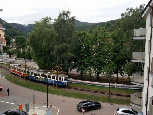 Interir apartmnu - pohad z balkna apartmnu na motorov vlak na zkokoajnej trati Trenianska Tepl-Trenianske Teplice