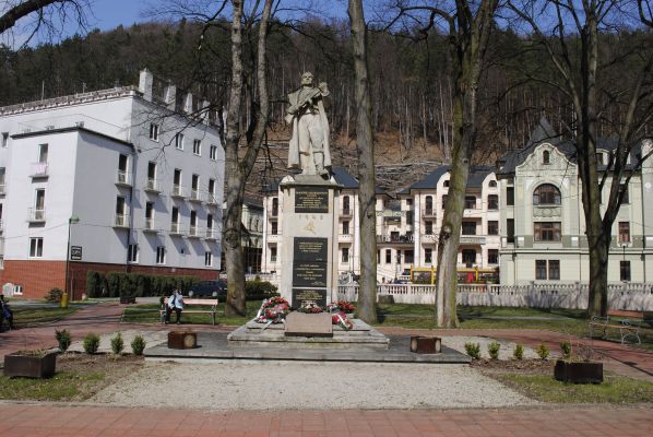 Bl�zke okolie apartm�nu - Pam�tn�k 2. sv. vojny sovietskym a rumunsk�m vojakom